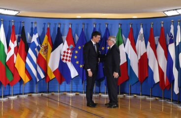 Pedro Sánchez (presidente del Gobierno de España) y Jean-Claude Juncker (presidente de la Comisión Europea) en la recepción de una reunión informal sobre asuntos de migración y asilo en Bruselas, Bélgica. Al fondo las banderas de los Estados miembros de la UE (24/06/2018).