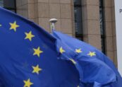 Banderas de la UE y banner con el logo de la Presidencia Española del Consejo de la UE como decoración en el edificio Europa en Bruselas, Bélgica