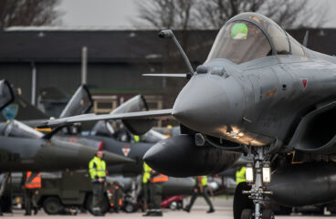 Rafale franceses en el ejercicio internacional Frisian Flag de 2018 en la Base Aérea de Leeuwarden, Países Bajos. Hasta allí acudieron aeronaves de varios países de la OTAN para ejercitar de manera conjunta sus capacidades en situaciones de conflicto.