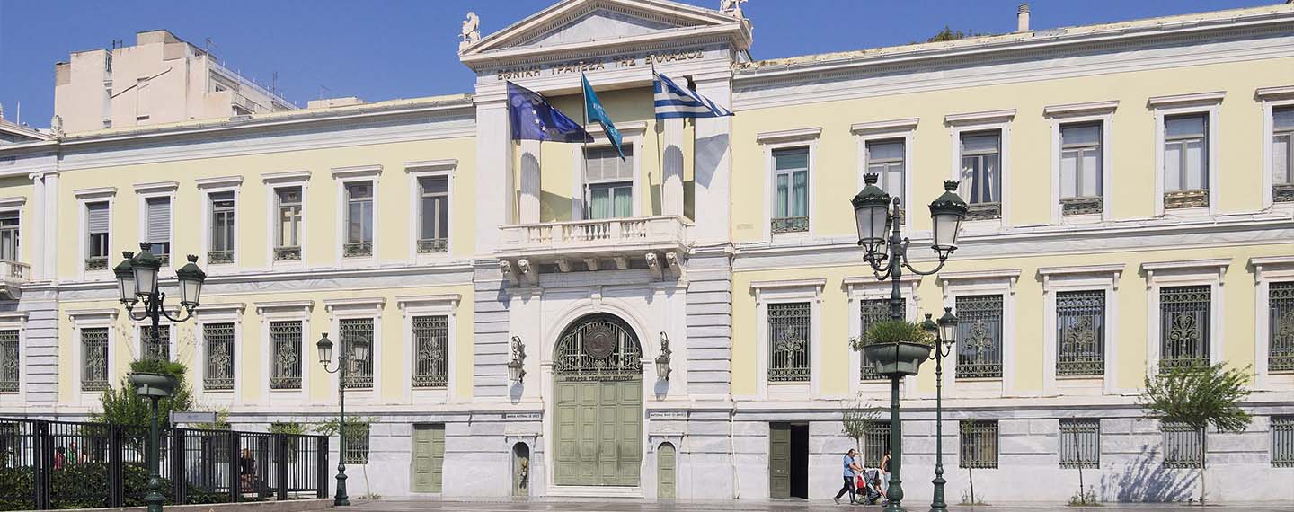 Economía griega. Foto de la sede del Banco Nacional de Grecia en Atenas, vista desde la plaza Kotzia