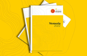 Mockup con portadas de la Memoria Anual 2022 del Real Instituto Elcano