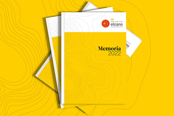Mockup con portadas de la Memoria Anual 2022 del Real Instituto Elcano