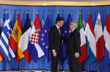El presidente del Gobierno, Pedro Sánchez, junto al presidente de la Comisión Europea, Jean-Claude Juncker, a su llegada a la reunión informal sobre asuntos de migración y asilo (24/06/2018)