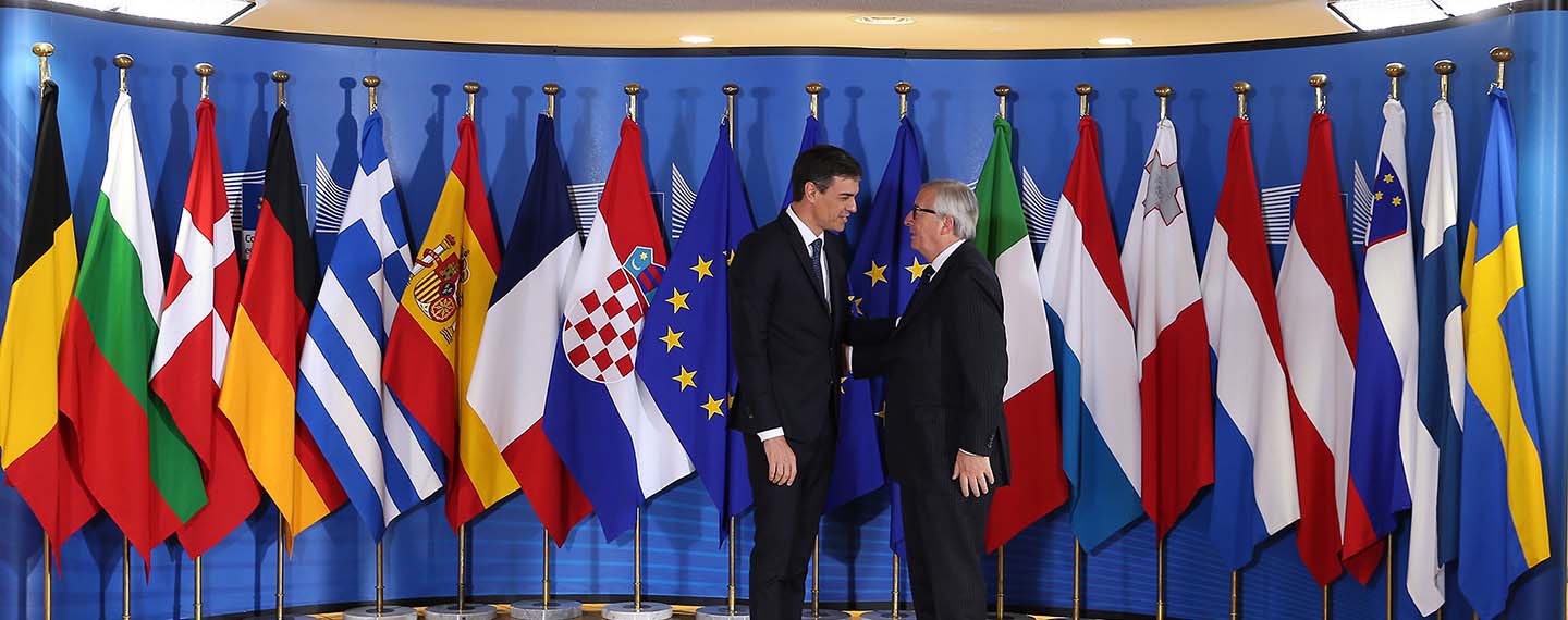 El presidente del Gobierno, Pedro Sánchez, junto al presidente de la Comisión Europea, Jean-Claude Juncker, a su llegada a la reunión informal sobre asuntos de migración y asilo (24/06/2018)