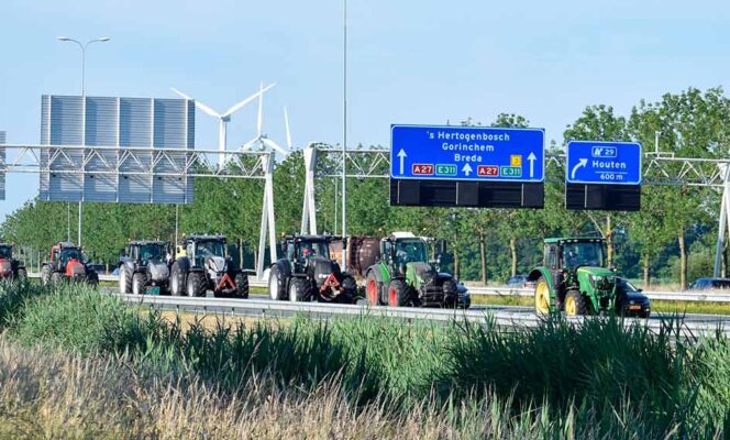 Tractores en la autovía A27, cerca de Houten, durante una protesta de los agricultores en los Países Bajos realizada el 22 de junio de 2022