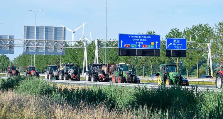 Tractores en la autovía A27, cerca de Houten, durante una protesta de los agricultores en los Países Bajos realizada el 22 de junio de 2022