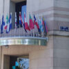 Cooperación. Entrada con banderas de la sede de la SEGIB (Secretaría General Iberoamericana) en Madrid, España, en el Paseo Recoletos