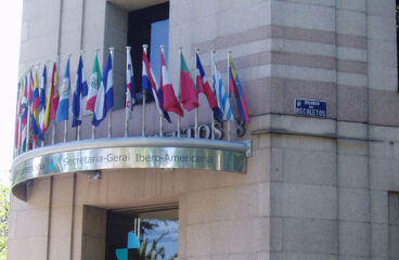 Cooperación. Entrada con banderas de la sede de la SEGIB (Secretaría General Iberoamericana) en Madrid, España, en el Paseo Recoletos