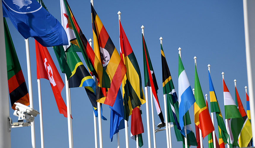 Rusia en África. Banderas de países africanos en sus mástiles durante la Cumbre Rusia-África de 2019 en Sochi (Rusia)