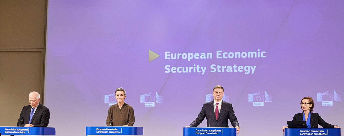 De izda. a dcha: Josep Borrell Fontelles, Margrethe Vestager, Valdis Dombrovskis y Dana Spinant durante la rueda de prensa sobre la Estrategia Europea de Seguridad Económica el 20 de junio de 2023 en Bruselas