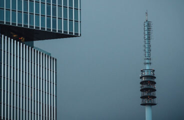 Torre de transmisión de telecomunicaciones en el Europa boulevard en Ámsterdam (Países Bajos). La obra de arte de la torre de transmisión de telecomunicaciones se llama White Noise (Ruido blanco) y es obra de Giny Vos