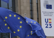Banderas de la UE y banner con el logo de la Presidencia Española del Consejo de la UE como decoración en el edificio Europa en Bruselas, Bélgica.