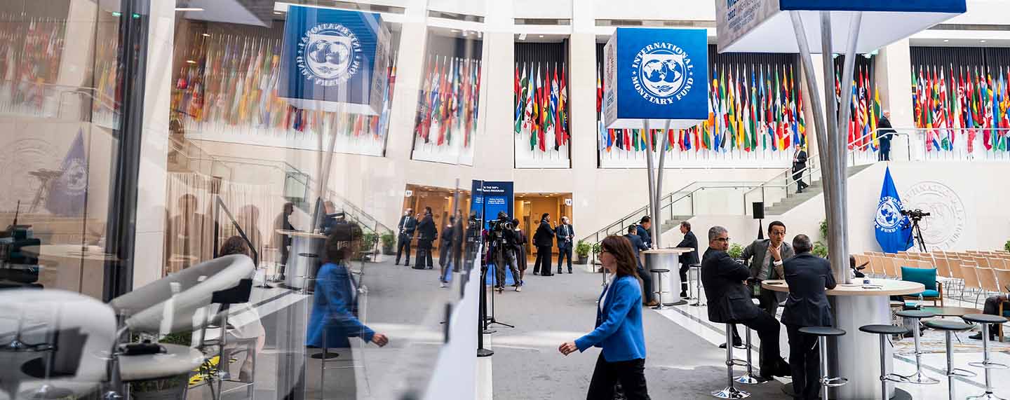 Una mujer pasa junto al palco de producción de IMF Today durante las Reuniones Anuales de 2022 del Fondo Monetario Internacional (FMI)en Washington D.C (EEUU)