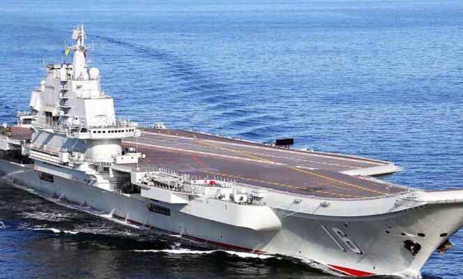 Dominio naval. Un portaviones CV-16 Liaoning de la Armada del Ejército Popular de Liberación de China surca el océano