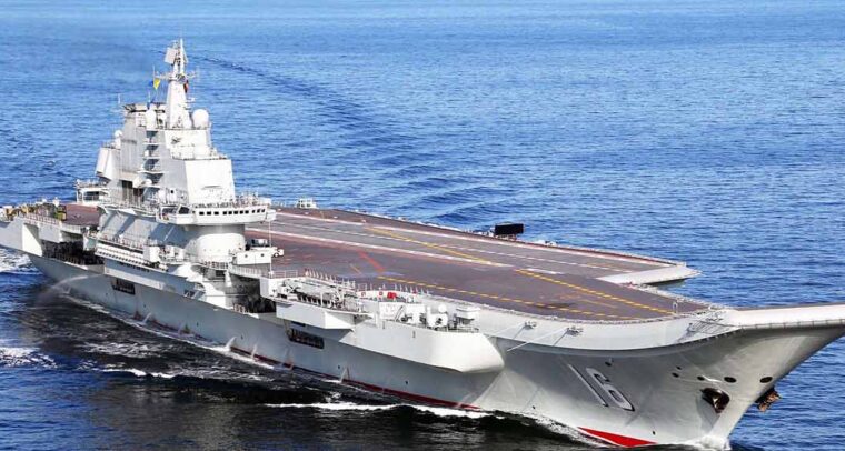 Dominio naval. Un portaviones CV-16 Liaoning de la Armada del Ejército Popular de Liberación de China surca el océano
