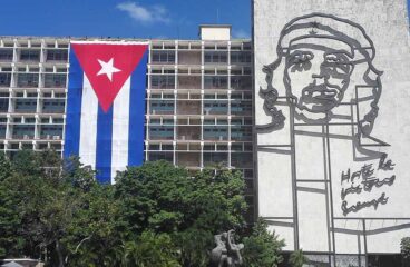 Crisis. Sede del Ministerio del Interior (MININT) con una bandera gigante de Cuba y el retrato en relieve del Ché Guevara en la Plaza de la Revolución de la Habana