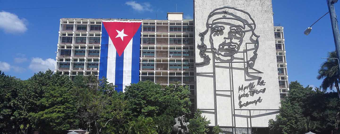 Crisis. Sede del Ministerio del Interior (MININT) con una bandera gigante de Cuba y el retrato en relieve del Ché Guevara en la Plaza de la Revolución de la Habana