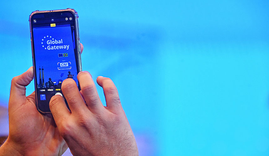Unas manos sostienen un smartphone en cuya pantalla se lee la inscripción “Global Gateway”, nombre de la iniciativa de la UE