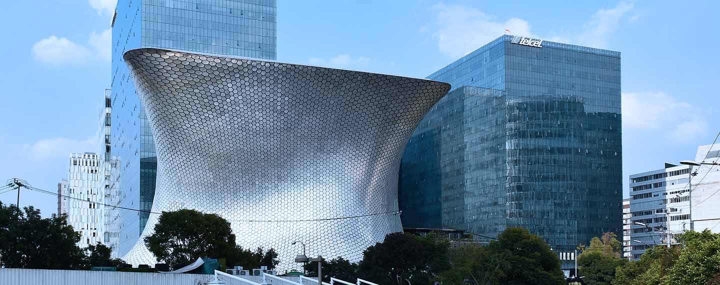 Empresas latinoamericanas. Complejo de Plaza Carso en Ciudad de México, con el museo Soumaya en primer plano y a la derecha la Torre Telcel, sede de América Móvil
