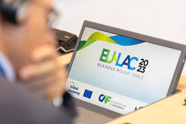 Un hombre observa su tableta donde se destaca el logo de la III Cumbre UE-CELAC en Bruselas, Bélgica