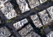 Sostenibilidad. Vista aérea de tejados de los edificios urbanos con paneles solares