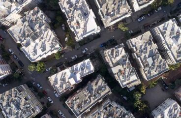 Sostenibilidad. Vista aérea de tejados de los edificios urbanos con paneles solares