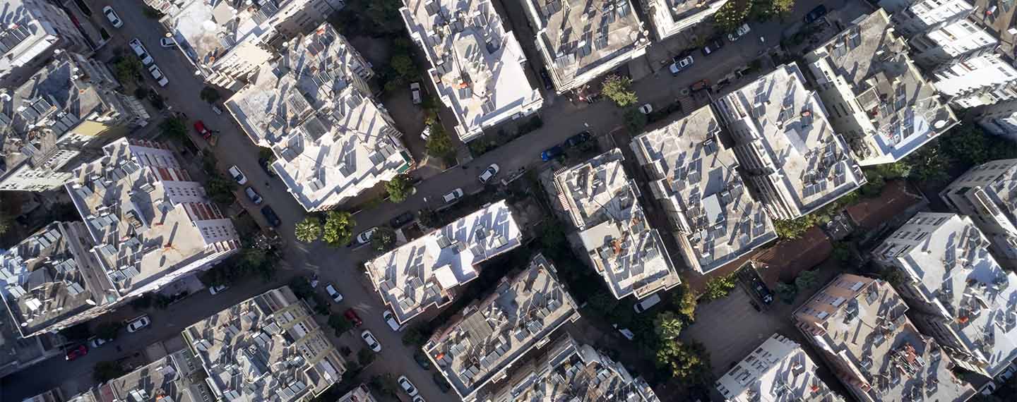 Sostenibilidad. Vista aérea de tejados de los edificios urbanos con paneles solares