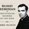 Retrato de Cormac McCarthy con la portada de su libro Blood Meridian.