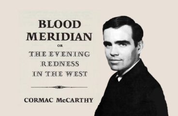 Retrato de Cormac McCarthy con la portada de su libro Blood Meridian.