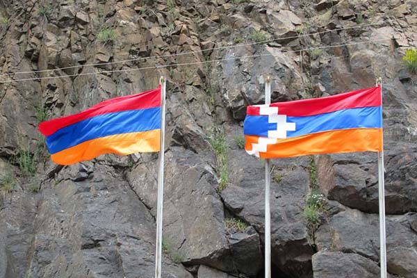 Banderas de Armenia (izquierda) y Nagorno-Karabaj (derecha) en el paso fronterizo de la autopista entre ambos países. Foto: David Stanley (CC BY 2.0)