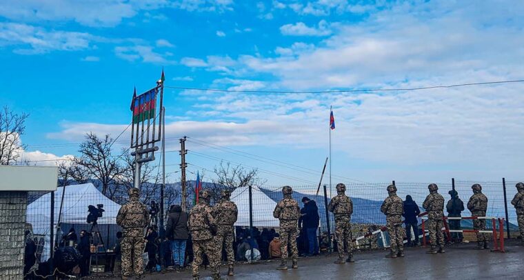 Fuerzas pertenecientes al Ministerio del Interior de Azerbaiyán custodiando la carretera Fuzuli-Shusha.