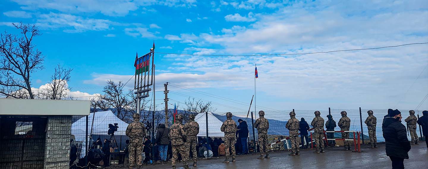 Fuerzas pertenecientes al Ministerio del Interior de Azerbaiyán custodiando la carretera Fuzuli-Shusha.