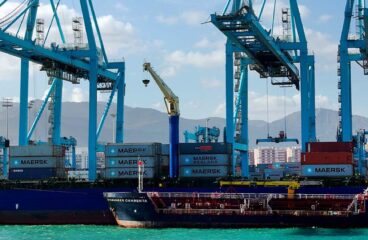 Carga de contenedores en el puerto de Algeciras, en Cádiz; destinados a la exportación. Las exportaciones pertenecen al sector exterior de la economía española