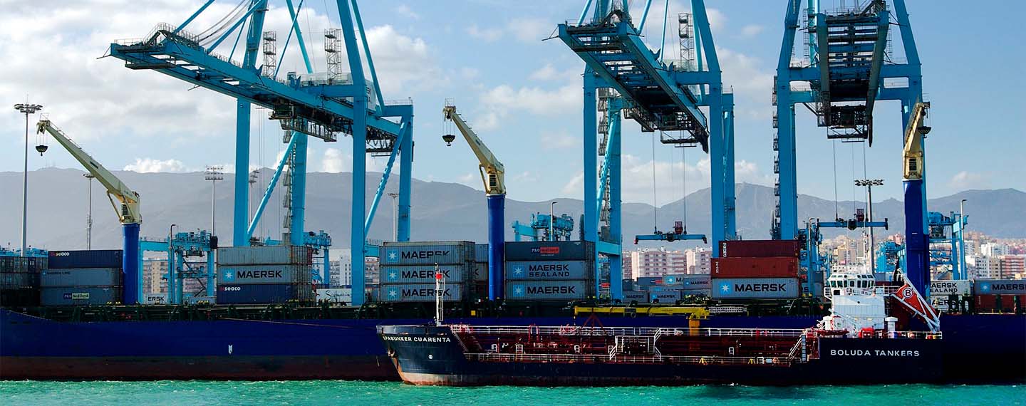 Carga de contenedores en el puerto de Algeciras, en Cádiz; destinados a la exportación. Las exportaciones pertenecen al sector exterior de la economía española