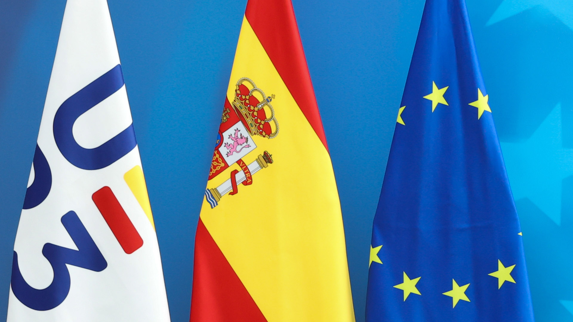 Banderas de la presidencia española del Consejo de la UE, España y la UE en sus mástiles. Detalle de la inauguración de la decoración de la Presidencia Española del Consejo de la UE.