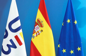 Detalle de las banderas de España y la Unión Europea durante la inauguración de la decoración de la Presidencia Española del Consejo de la UE el pasado 4 de julio de 2023 en Bruselas. Política europea