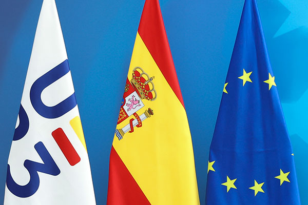 Detalle de las banderas de España y la Unión Europea durante la inauguración de la decoración de la Presidencia Española del Consejo de la UE el pasado 4 de julio de 2023 en Bruselas. Política europea