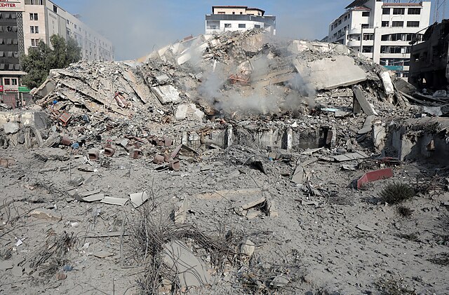 Ruinas de la torre Watan, destruida por los ataques aéreos israelíes en la ciudad de Gaza (8/10/2023). Foto: Palestinian News & Information Agency (Wafa) in contract with APAimages (Wikimedia Commons / CC BY-SA 3.0)