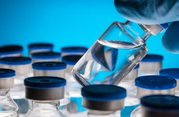 Frascos de vidrio para muestras líquidas en laboratorio.