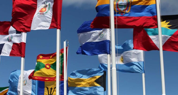 Banderas latinoamericanas ondeando en la III CUMBRE CELAC, Costa Rica.