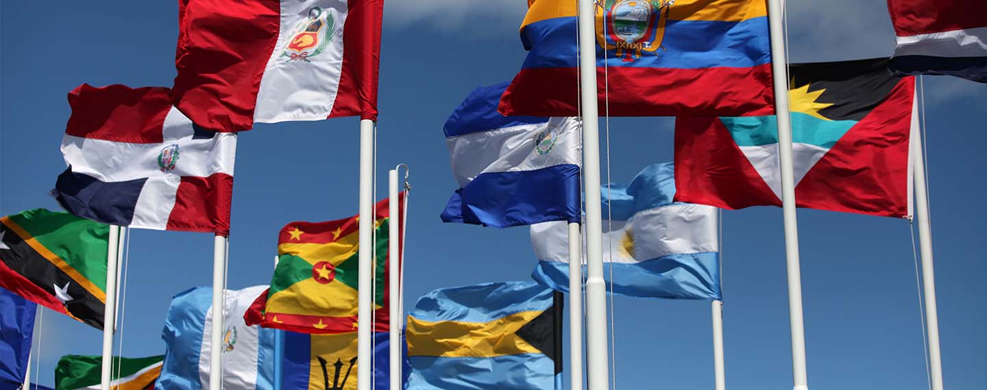 Banderas latinoamericanas ondeando en la III CUMBRE CELAC, Costa Rica.
