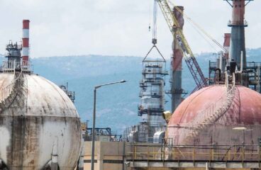 Tanques de gas de las refinerías de Haifa, ciudad portuaria del norte de Israel.