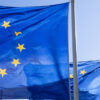 Tres banderas de la Unión Europea ondean en el el distrito financiero de La Défense en París, Francia. Equipo Europa