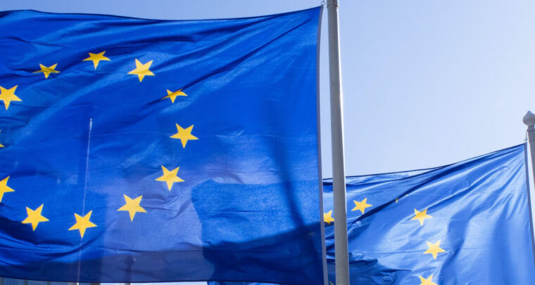 Tres banderas de la Unión Europea ondean en el el distrito financiero de La Défense en París, Francia. Equipo Europa