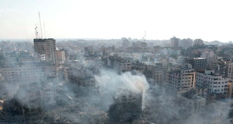 Edificios residenciales situados a 150 m de la Torre Palestina, destruidos durante la primera semana de intensos bombardeos de la aviación israelí. Daños colaterales