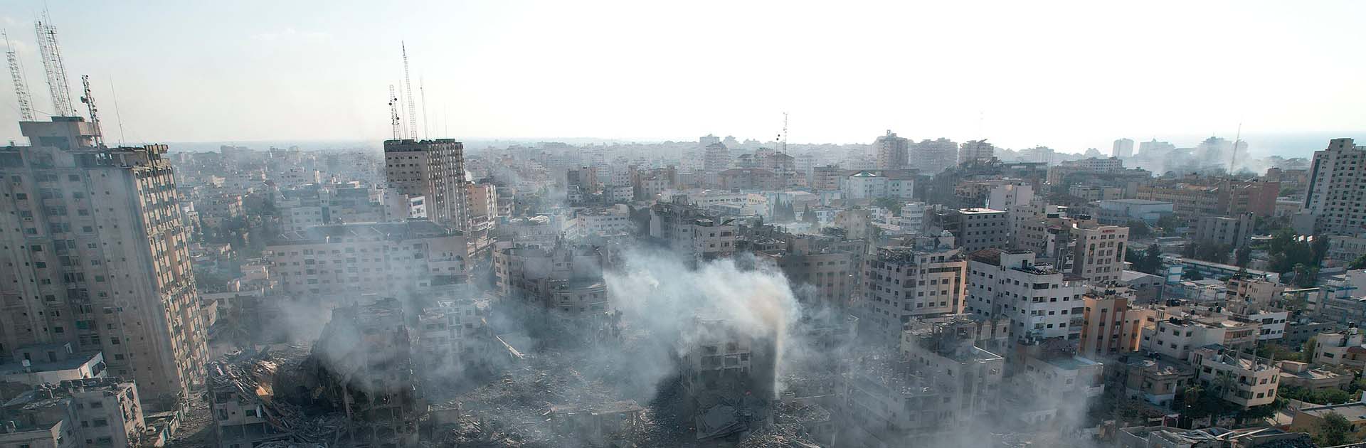 Edificios residenciales situados a 150 m de la Torre Palestina, destruidos durante la primera semana de intensos bombardeos de la aviación israelí. Daños colaterales