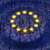 Bits y bytes en un patrón ondulante con estrellas brillantes que se asemeja a la bandera de Unión Europea. Digitalización