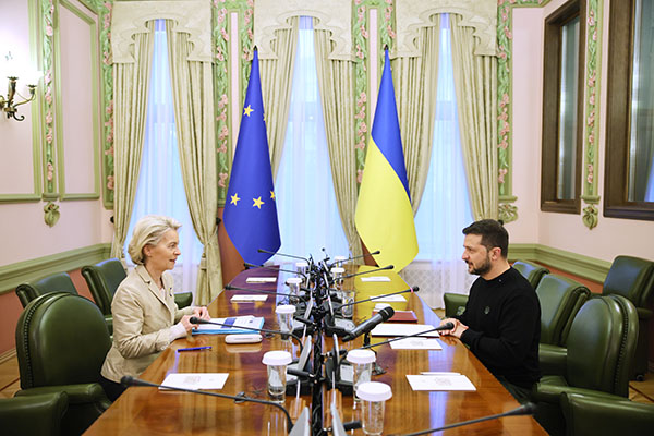 Ursula von der Leyen, presidenta de la Comisión Europea, y Volodímir Zelenski, presidente de Ucrania, se reúnen en Kyiv el 4 de noviembre para discutir el proceso de adhesión de Ucrania a la UE
