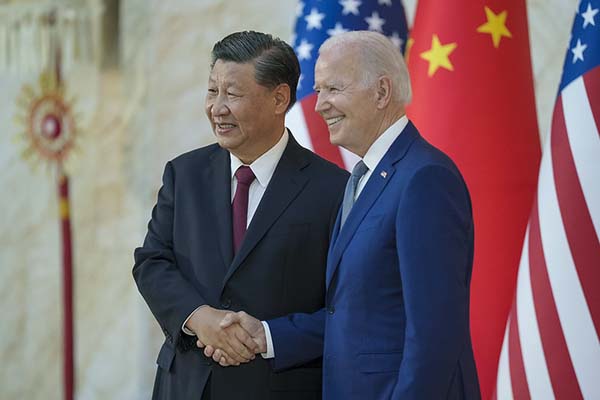 El presidente Joe Biden saluda y posa para una foto con el presidente chino Xi Jingping antes de su encuentro bilateral, el lunes 14 de noviembre de 2022, en el Mulia Resort en Bali, Indonesia. Foto oficial de la Casa Blanca por Adam Schultz