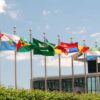 Banderas de los países miembros de la ONU en el complejo de oficinas de Naciones Unidas en Nueva York, Estados Unidos. Las banderas son símbolos de soberanía de los países.